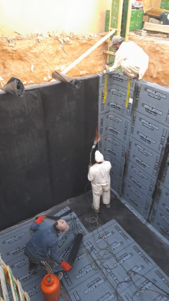 كم سعر متر العزل المائي في الرياض 2026؟ (دليل الأسعار الشفاف)