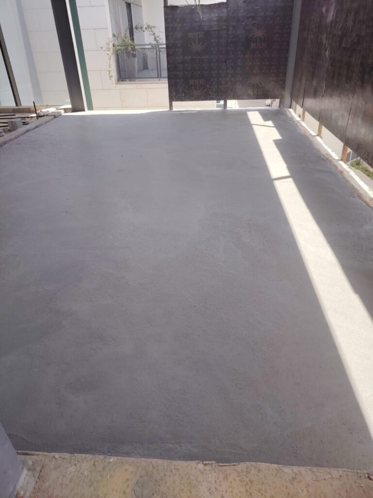 هل الصبة الرغوية تكفي كعزل حراري وحيد للأسطح في السعودية؟