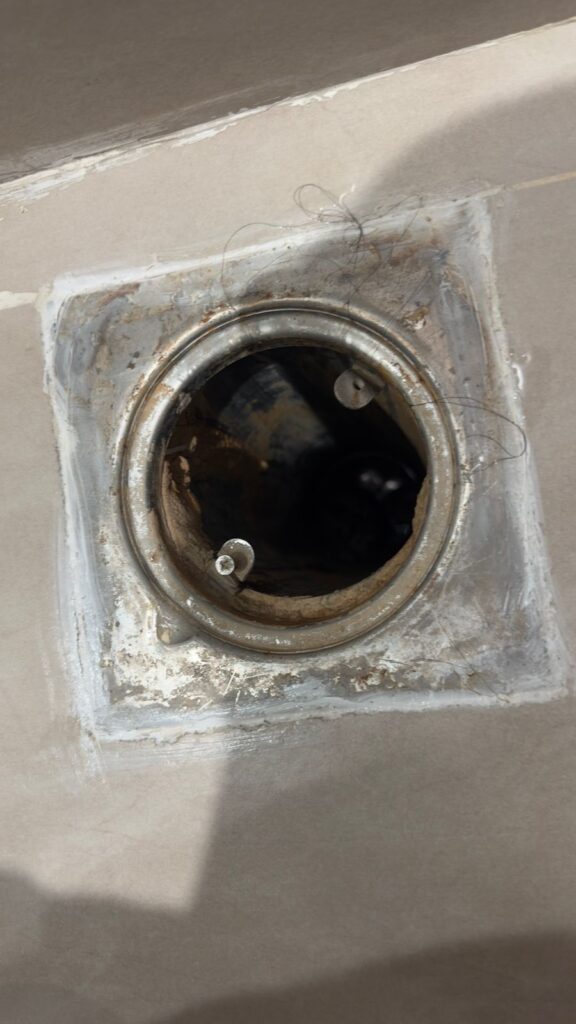 معالجة رطوبة الحمامات وتسربات المياه بدون تكسير في الرياض