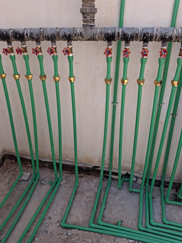 دليل اختيار مواسير المياه: PPR vs PVC | أيهما أفضل لمنزلك في الرياض؟ 2025 4 دليل اختيار مواسير المياه: PPR vs PVC | أيهما أفضل لمنزلك في الرياض؟ 2025