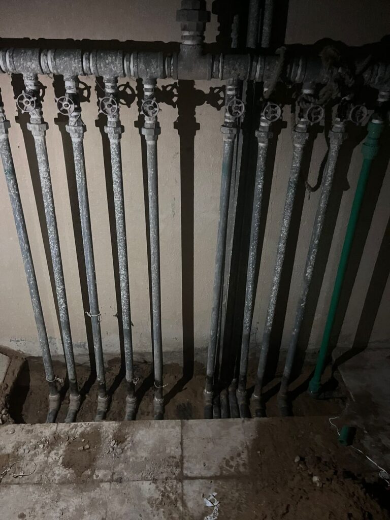 أضرار تسربات المياه على المبنى والصحة: دليل وقائي شامل | 2025