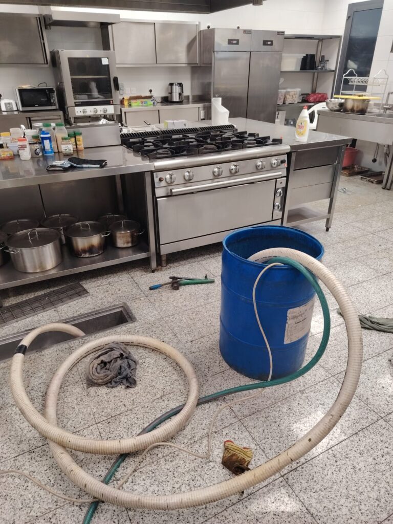 فرق بين تسليك المجاري وتنظيف غرف التفتيش: متى تحتاج كل خدمة؟ | دليل 2025