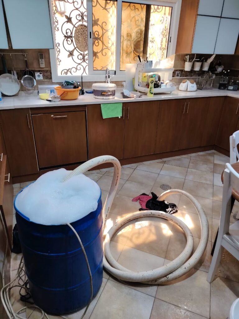 تسليك المجاري بالضغط العالي (هايدروجيت): المزايا والتكلفة | دليل متخصص 2025