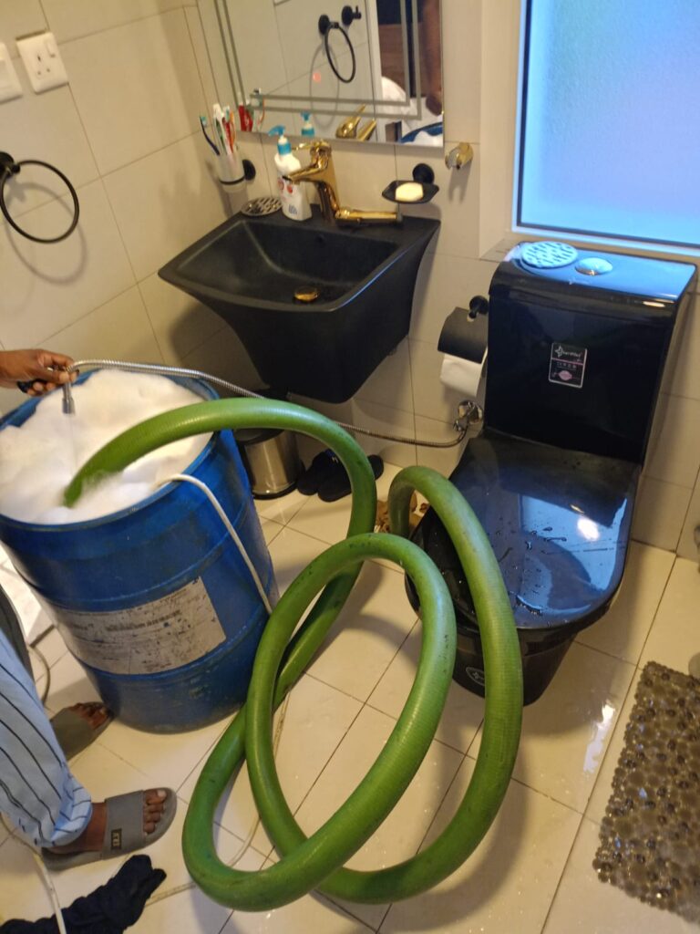 كيف تختار شركة تسليك مجاري موثوقة في الرياض؟ (5 معايير ذهبية) | دليل 2025