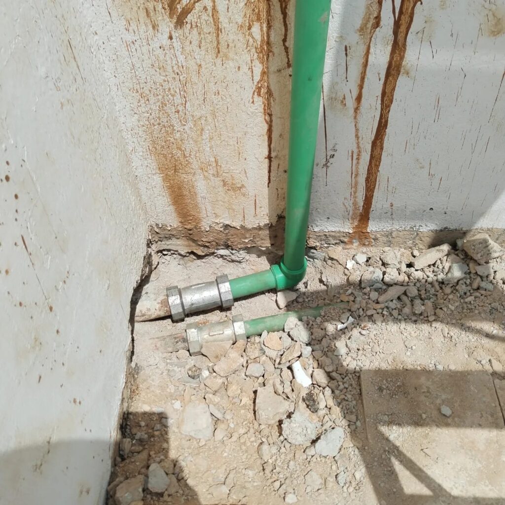 علامات تحذيرية تدل على تسرب مياه خفي في منزلك | دليل الاكتشاف المبكر 2025