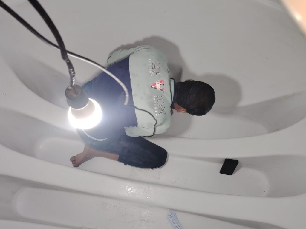 كيف تختار فني لحام فيبر جلاس موثوق في الرياض؟ (5 معايير ذهبية) | دليل 2025